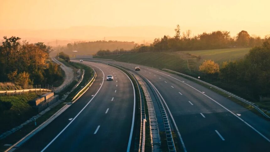 un-angajat-it-a-fost-dat-afara-dupa-ce-s-a-mutat-la-sase-ore-distanta-de-locul-de-munca.-ce-despagubiri-uriase-a-solicitat-nedreptatitul