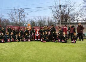 jucatorul-rapidului-a-intrat-in-rolul-de-mos-craciun-pentru-copiii-din-academie-care-a-fost-cel-mai-ravnit-accesoriu