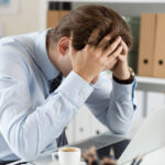 un-inginer-a-ajuns-sa-fie-concediat-dupa-ce-si-a-luat-14-pauze-de-toaleta-intr-o-luna-de-munca.-ce-au-descoperit-sefii-pe-camerele-de-supraveghere