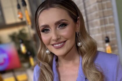 alina-sorescu-si-cizmele-lui-aladin:-cand-moda-pleca-in-turneu-si-se-mai-oprea-la-un-magar