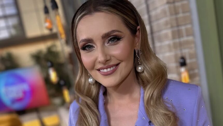 alina-sorescu-si-cizmele-lui-aladin:-cand-moda-pleca-in-turneu-si-se-mai-oprea-la-un-magar