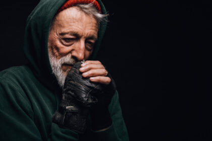 au-invitat-un-barbat-in-casa-lor-de-craciun-si-a-ramas-in-familia-lor-timp-de-45-de-ani