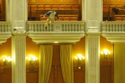 cand-disperarea-a-cazut-din-balconul-parlamentului.-ce-ne-amintim-azi-despre-gestul-lui-adrian-sobaru