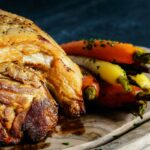 cotlet-de-porc-din-jimbolia,-mancare-de-craciun-cu-miros-de-cetina-si-vin-vechi-ca-pe-vremea-lui-radu-anton-roman