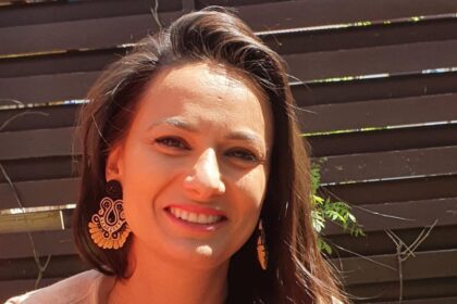 teodora-ghenciu-a-pus-un-mesaj-pentru-colindatori,-pe-usa-apartamentului.-cand-l-au-citit,-au-facut-stanga-mprejur!