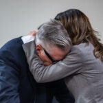 alec-baldwin-recunoaste-ca-a-vrut-sa-si-puna-capat-zilelor-dupa-tragedia-de-pe-platourile-de-filmare:-stateam-in-pat-si-ma-rugam