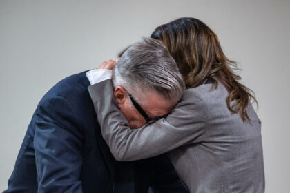 alec-baldwin-recunoaste-ca-a-vrut-sa-si-puna-capat-zilelor-dupa-tragedia-de-pe-platourile-de-filmare:-stateam-in-pat-si-ma-rugam