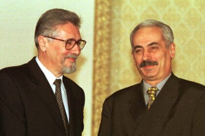 craciunul-politicienilor-in-1999:-cabane,-sarmale-si-linistea-dinaintea-schimbarii-de-mileniu