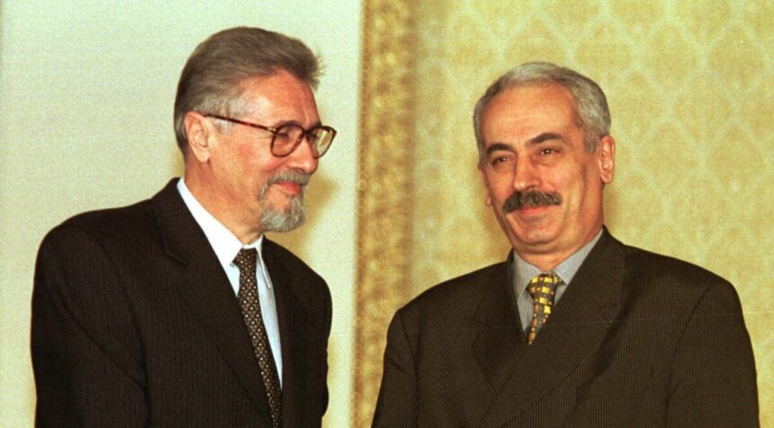 craciunul-politicienilor-in-1999:-cabane,-sarmale-si-linistea-dinaintea-schimbarii-de-mileniu