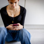 ce-este-brain-rot,-termenul-viral-care-descrie-epuizarea-mintii-in-era-scroll-ului-compulsiv