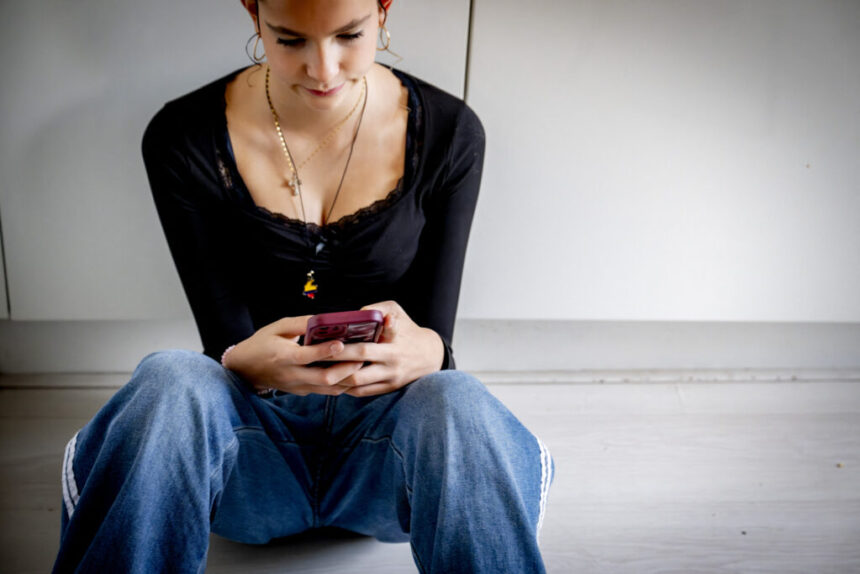 ce-este-brain-rot,-termenul-viral-care-descrie-epuizarea-mintii-in-era-scroll-ului-compulsiv