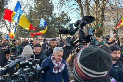 calin-georgescu-il-someaza-pe-nicusor-dan:-raportul-de-anulare-a-alegerilor-sa-fie-verificat-independent/-fanii-scandeaza:-bolojan,-demisia!