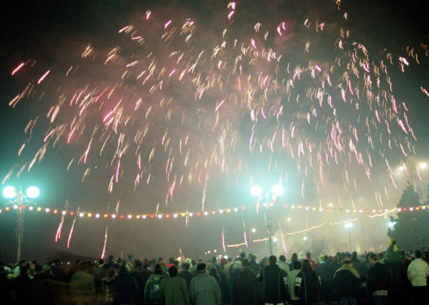 mitingul-mileniului-acum-25-de-ani!-cancan.ro-va-aminteste-cum-am-intrat-in-anul-2000-cu-sampanie,-petarde-si-ger-in-oase