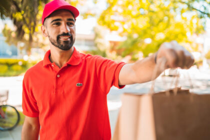 de-ce-refuza-romanii-sa-mai-dea-bacsis-livratorilor:-i-am-dat-o-stea