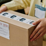 un-nou-tip-de-inselatorie-prin-colete-face-victime.-ce-este-brushingul-si-cum-te-feresti