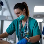 salariu-asistenta-medicala-2026.-cat-castiga-in-romania-in-comparatie-cu-alte-tari