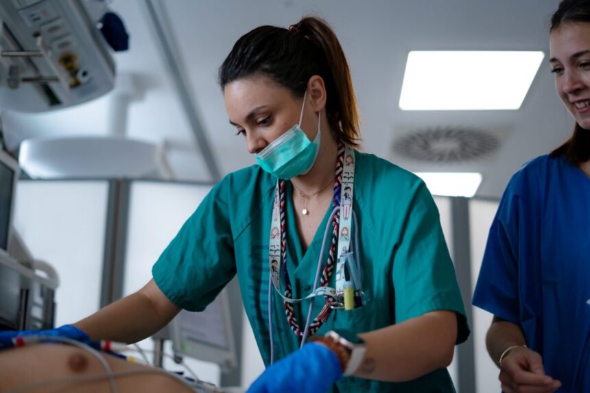 salariu-asistenta-medicala-2026.-cat-castiga-in-romania-in-comparatie-cu-alte-tari