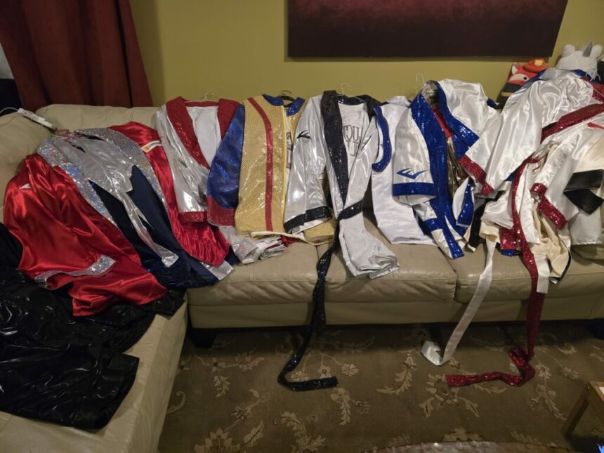 alb-si-negru-/-acestea-au-fost-culorile-primului-echipament-folosit-de-lucian-bute-la-profesionism:-„in-aceste-culori-am-debutat”