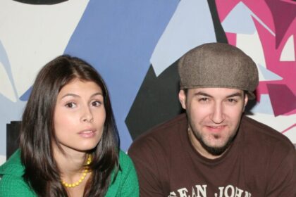 poza-care-ne-a-pus-pe-ganduri-in-redactie.-smiley-e-chiar-el,-dar-chiar-ea-sa-fie-cine-scrie-pe-poza?