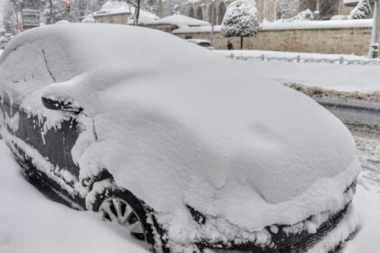 ce-este-obligatoriu-sa-ai-in-masina-cand-ninge.-putini-soferi-stiu