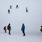 romanii-se-duc-sa-schieze-in-ucraina.-cat-costa-un-sejur-la-bukovel