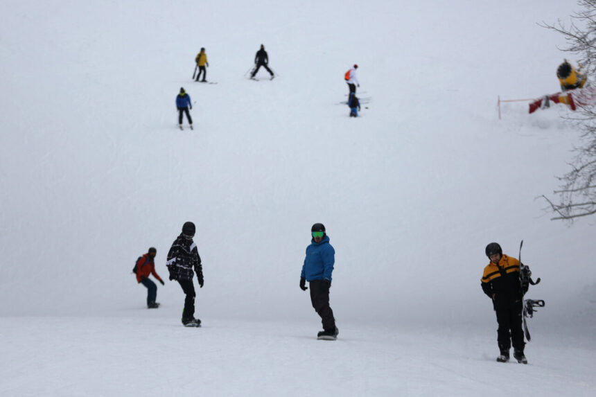 romanii-se-duc-sa-schieze-in-ucraina.-cat-costa-un-sejur-la-bukovel