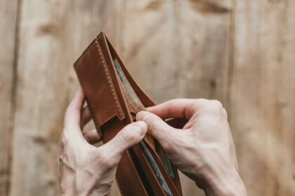 speriati-ca-raman-fara-bani,-dupa-majorarile-de-taxe-si-impozite,-romanii-cauta-cel-de-al-doilea-job.-pensionarii-iau-cu-asalt-site-urile-de-recrutare