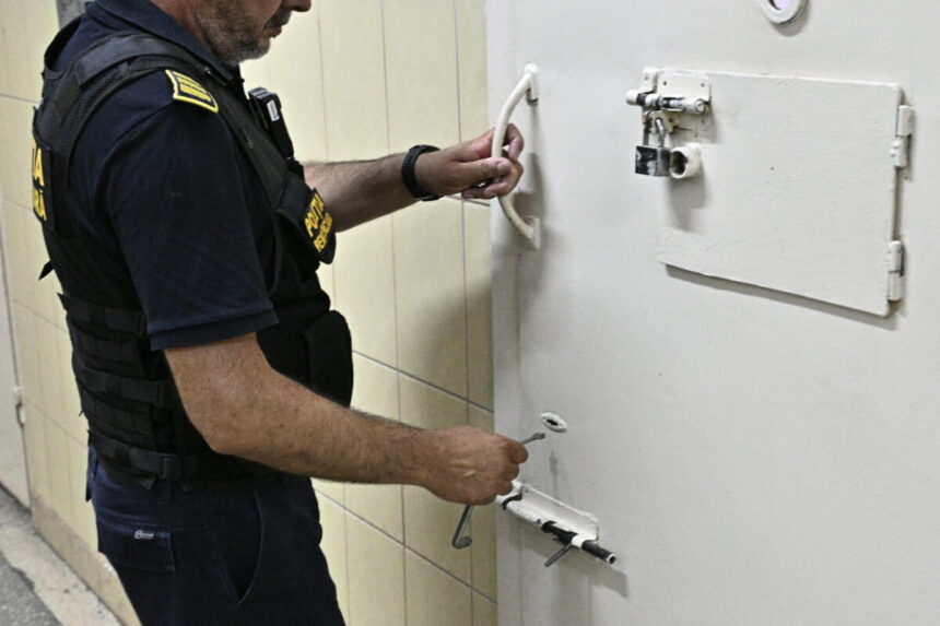 acum-12-ani,-romania-schimba-regulile-jocului.-noul-cod-penal-care-a-usurat-puscariile-si-a-mutat-infractorii-acasa