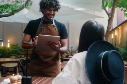 unii-muncitorii-asiatici-primesc-si-salarii-de-1000-euro-in-romania.-care-sunt-meseriile-cu-venituri-consistente