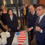 george-simion-a-taiat-un-tort-in-forma-groenlandei-cu-drapelul-sua,-la-washington:-„actuala-coalitie-nu-are-acces-la-guvernul-sua”