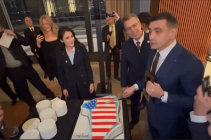 george-simion-a-taiat-un-tort-in-forma-groenlandei-cu-drapelul-sua,-la-washington:-„actuala-coalitie-nu-are-acces-la-guvernul-sua”