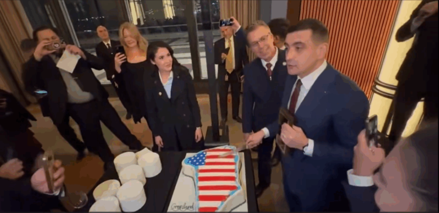 george-simion-a-taiat-un-tort-in-forma-groenlandei-cu-drapelul-sua,-la-washington:-„actuala-coalitie-nu-are-acces-la-guvernul-sua”