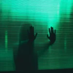 inteligenta-artificiala-a-invatat-sa-minta?-o-femeie-a-avut-iluzii-de-comunicare-cu-fratele-ei-decedat-dupa-sesiuni-de-chatbot-nocturne