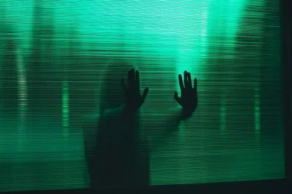 inteligenta-artificiala-a-invatat-sa-minta?-o-femeie-a-avut-iluzii-de-comunicare-cu-fratele-ei-decedat-dupa-sesiuni-de-chatbot-nocturne