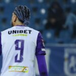 portretul-unei-antreprenoare-care-joaca-ofensiv-in-business,-in-timp-ce-sotul-ei-marcheaza-pe-teren