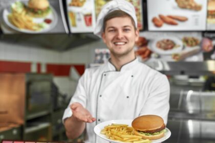 ce-salariu-are-un-angajat-la-fast-food-in-2026.-turele-de-noapte-conteaza-mult