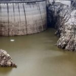 ultimele-imagini-cu-lacul-vidraru-golit-aproape-complet-cand-va-incepe-sa-se-umple-din-nou-si-cand-va-ajunge-la-nivelul-normal-foto-–-economica.net