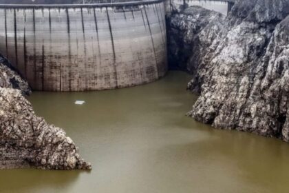 ultimele-imagini-cu-lacul-vidraru-golit-aproape-complet-cand-va-incepe-sa-se-umple-din-nou-si-cand-va-ajunge-la-nivelul-normal-foto-–-economica.net