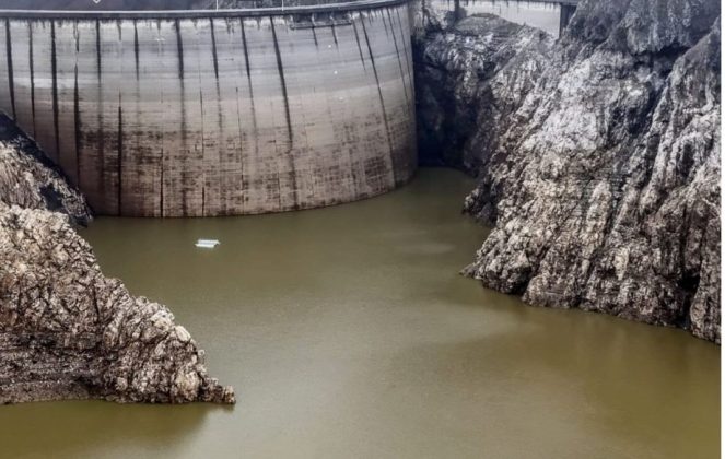 ultimele-imagini-cu-lacul-vidraru-golit-aproape-complet-cand-va-incepe-sa-se-umple-din-nou-si-cand-va-ajunge-la-nivelul-normal-foto-–-economica.net