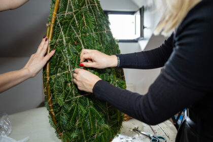 in-romania-a-fost-impletita-cea-mai-mare-cobza-de-cetina,-destinata-afumarii-pastravului-|-revista-biz-–-prima-revista-de-business-din-romania