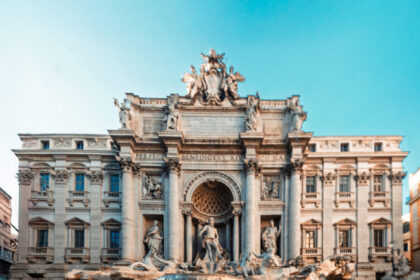 cati-bani-trebuie-sa-plateasca-turistii-pentru-a-se-apropia-de-fontana-di-trevi.-decizia-autoritatilor-din-roma-a-intrat-in-vigoare-la-1-februarie