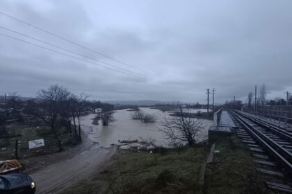 avertizare-inhga-cod-rosu-de-inundatii-in-romania.-pompierii-au-intervenit-pentru-evacuarea-apei-din-case