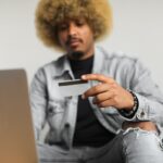 (p)-cum-au-ajuns-creditele-online-noua-obsesie-a-romanilor:-bani-pe-loc,-fara-sa-parasesti-canapeaua