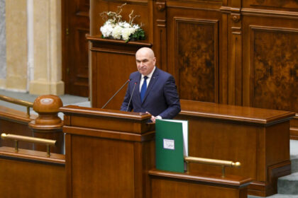 primele-doua-din-cele-trei-motiuni-depuse-de-opozitie,-respinse-motiunea-impotriva-lui-radu-miruta,-dezbatuta-acum-ministrul-apararii:-motiunea-de-astazi-este-despre-un-subiect-inventat,-ambalat-politic-si-livrat-ca-un-spectacol-de-propaganda.