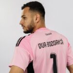 piticul-dur-din-poarta-otelului-si-a-gasit-aleasa-inimii