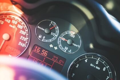 detaliul-la-care-ar-trebui-sa-fie-atenti-romanii,-cand-cumpara-autoturisme-second-hand.-dealerii-auto-au-o-arma-secreta:-istoricul-masinilor