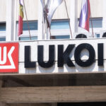 activele-lukoil-din-romania,-inclusiv-rafinaria-si-cele-300-de-benzinarii,-au-intrat-sub-supraveghere-extinsa.-guvernul-a-desemnat-si-un-oficial-care-sa-urmareasca-banii-gigantului-rus