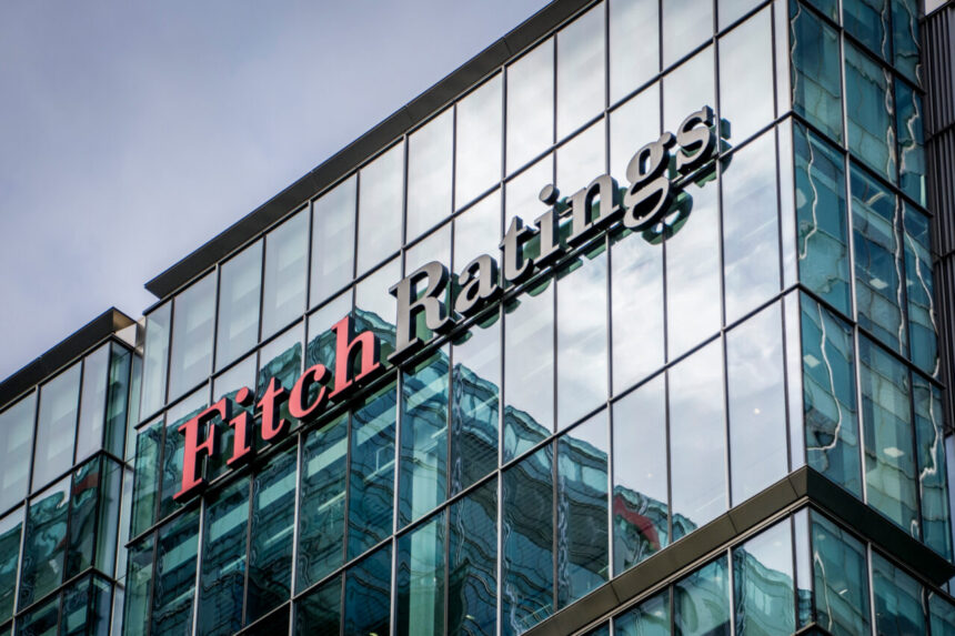 lovitura-pentru-ilie-bolojan-agentia-de-rating-fitch-mentine-romania-aproape-de-junk,-desi-deficitul-a-scazut.-economia-scade