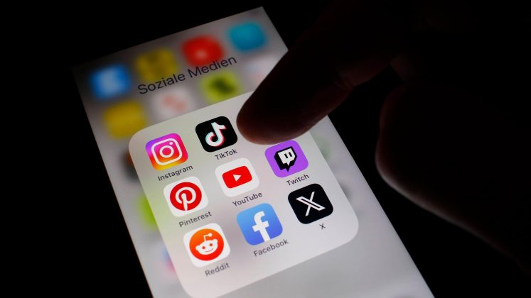 romania-digitala:-aproape-13-milioane-de-conturi-social-media-un-roman-petrece-o-zi-si-jumatate-dintr-o-saptamana-pe-facebook,-tiktok,-instagram-si-youtube-–-economica.net