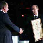 romanul-care-l-a-decorat-pe-putin.-prietenia-inceputa-pe-tatami-in-1999